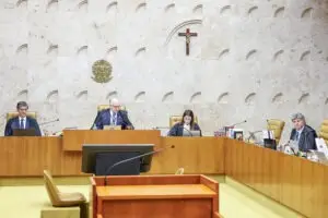 Plenário do Supremo Tribunal Federal em sessão de julgamento, com ministros na bancada e o brasão da República na parede
